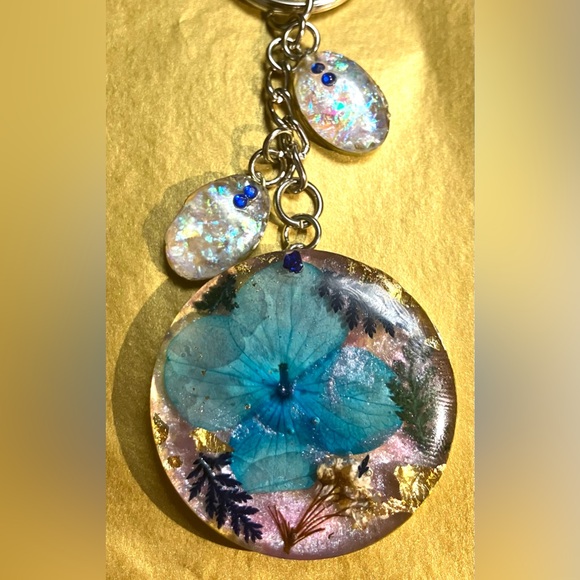 “Transformation Charm:
Symbolizing growth, healing, and new beginnings - Picture 3 of 3